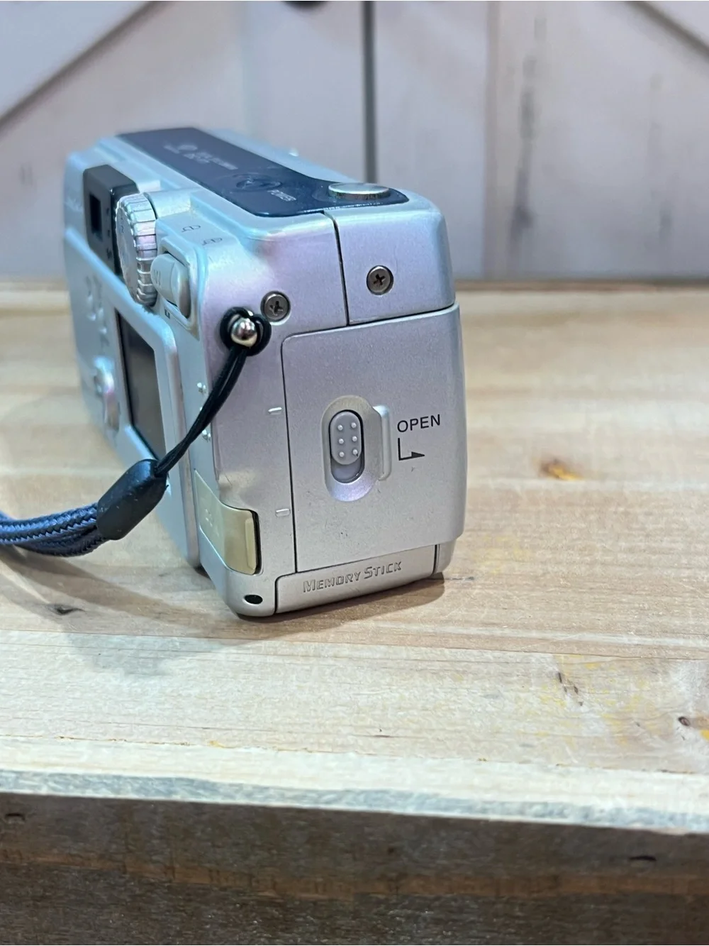 Sony Cyber-shot DSC-P71 3.2MP Compact Digital Camera w/ 128mb Memory Stick Works